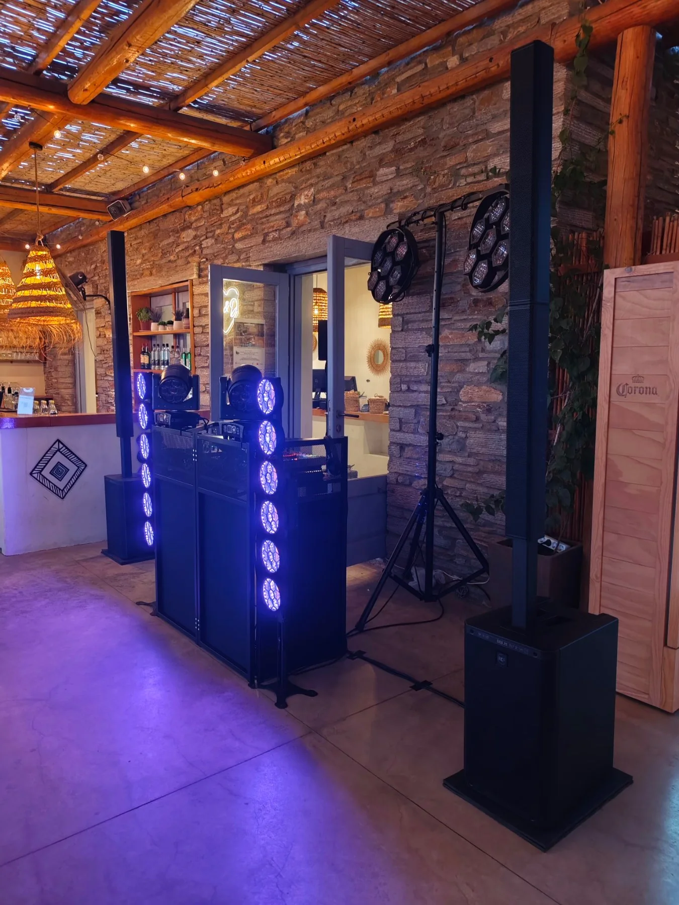 Επαγγελματικό DJ booth, ηχεία και φωτισμός σε χώρο εκδηλώσεων