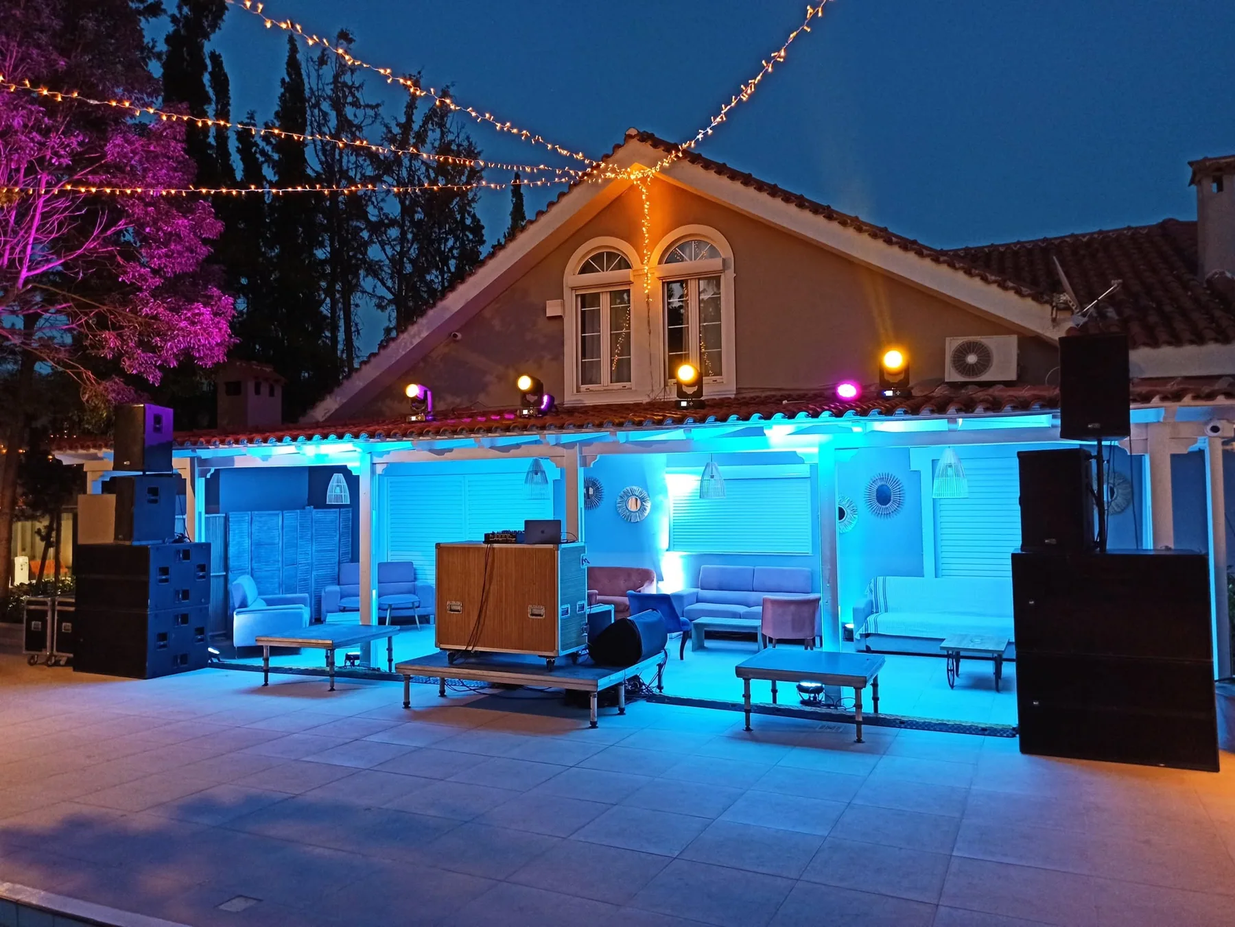 Επαγγελματικός DJ και ηχητικός εξοπλισμός σε εξωτερικό χώρο